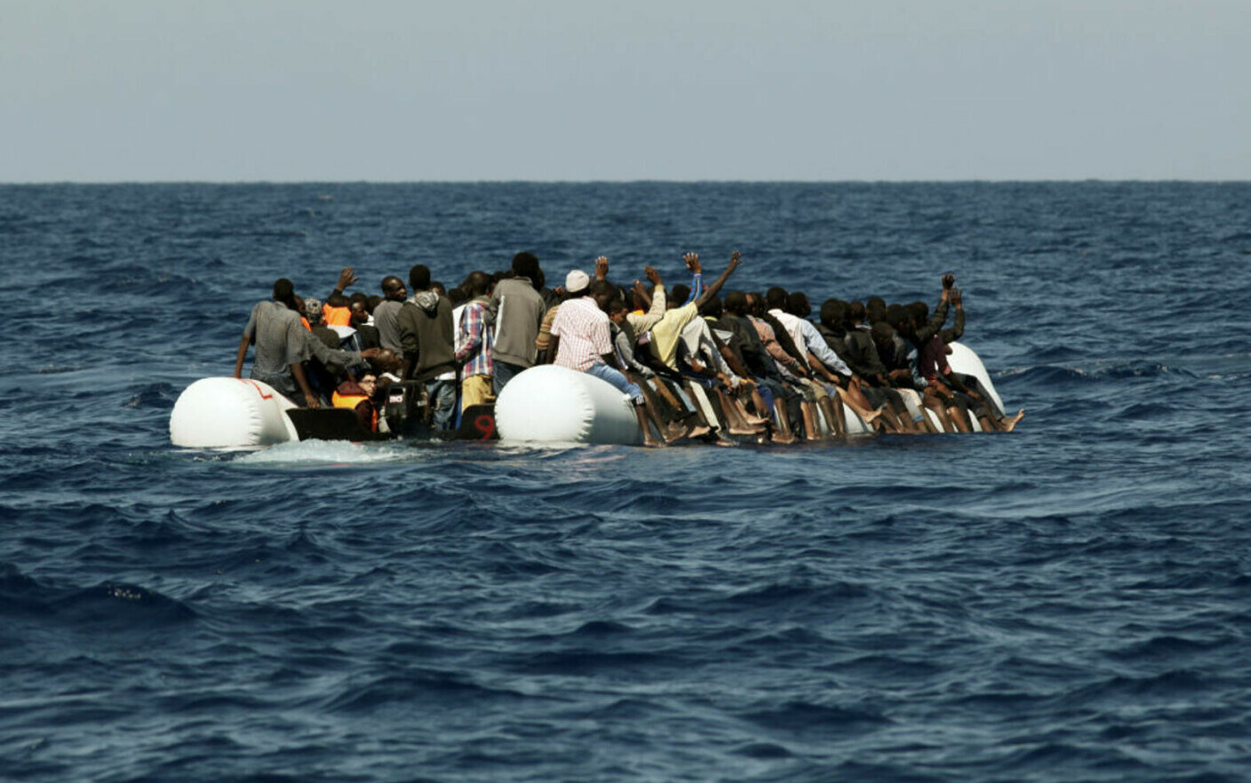Βύθιση πλοίου που μετέφερε μετανάστες στα ανοιχτά της Ελλάδας.  Έως και 50 άτομα αγνοούνται