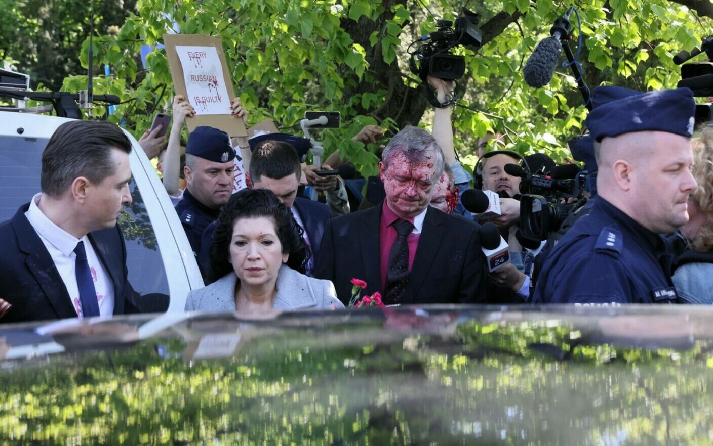 ambasador rus stropit cu vopsea rosie