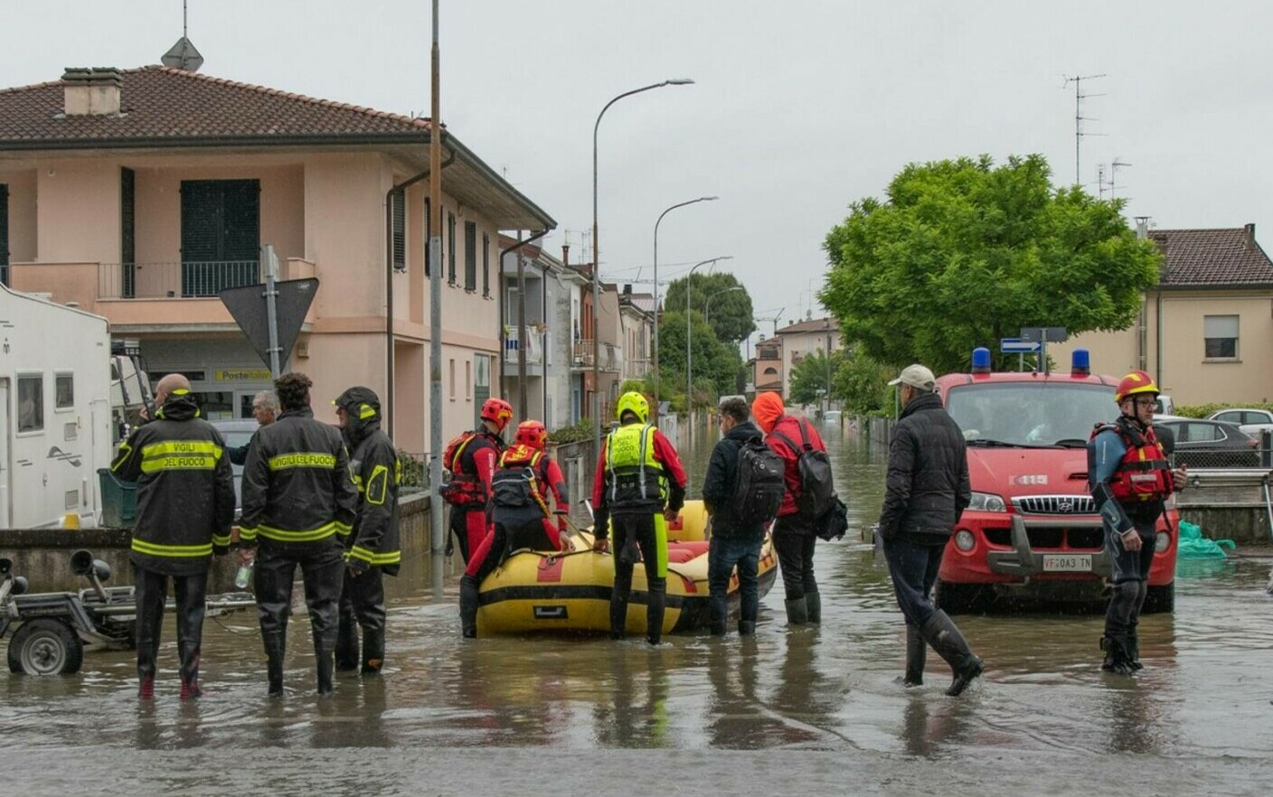 Cresce il bilancio delle vittime delle catastrofiche alluvioni in Italia.  I soccorritori cercano di raggiungere decine di villaggi