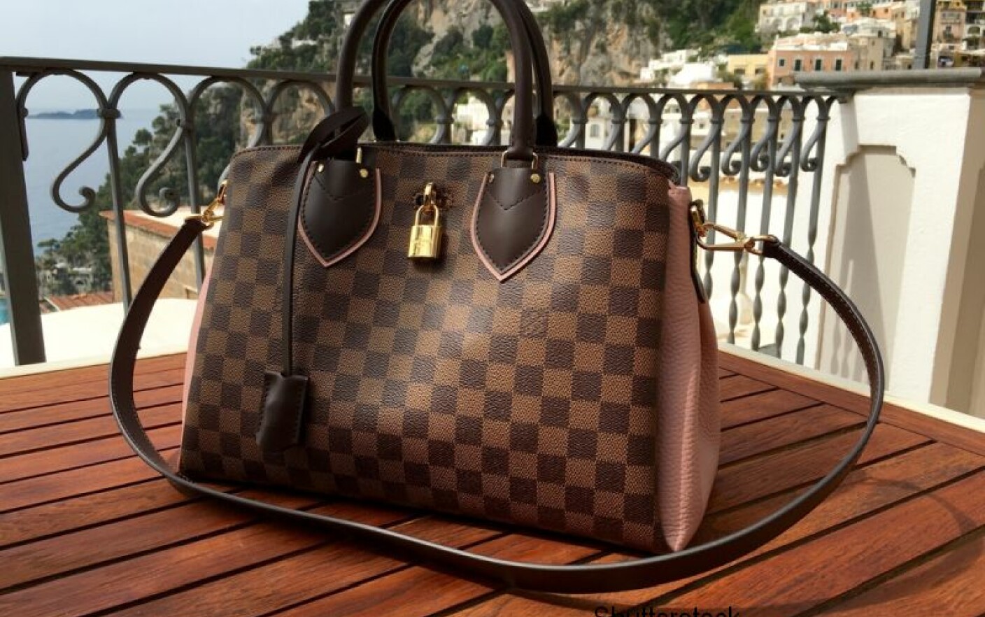 Wrongdoing Match Sturdy Fiul ei a vomat pe o geanta Louis Vuitton, iar femeii i s-au cerut  despagubiri exagerate. Ce suma a cerut proprietara - Stirileprotv.ro