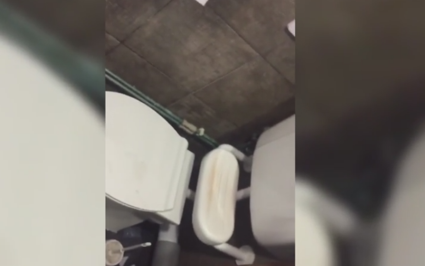 ankle Colonial tough Camera ascunsa, descoperita in toaleta uneia dintre cele mai populare  cafenele din lume. Un client a filmat totul. VIDEO - Stirileprotv.ro