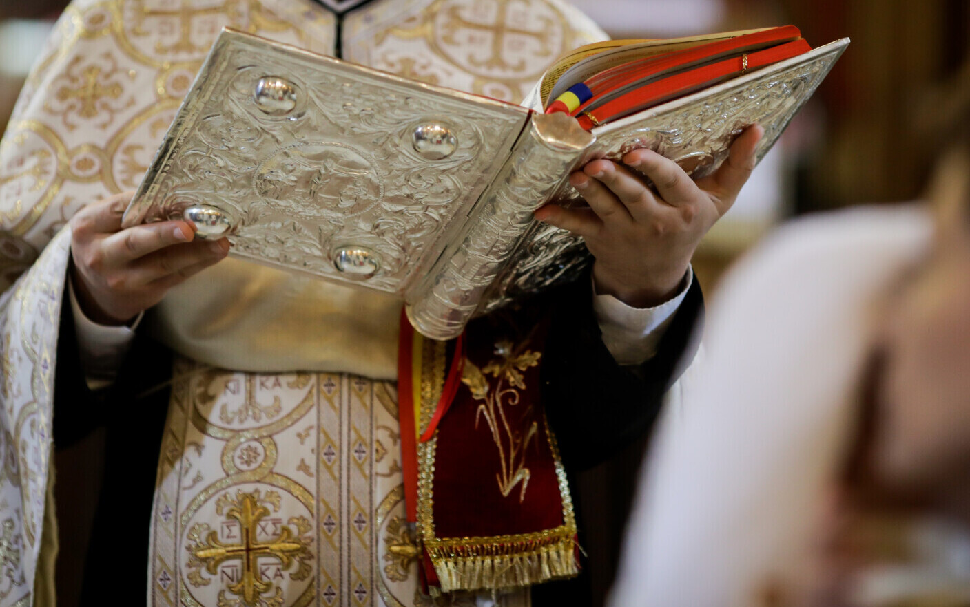 Arhiepiscopia cere dovezi după ce preoți din Botoșani ar fi dat afară din biserică enoriașii vaccinați