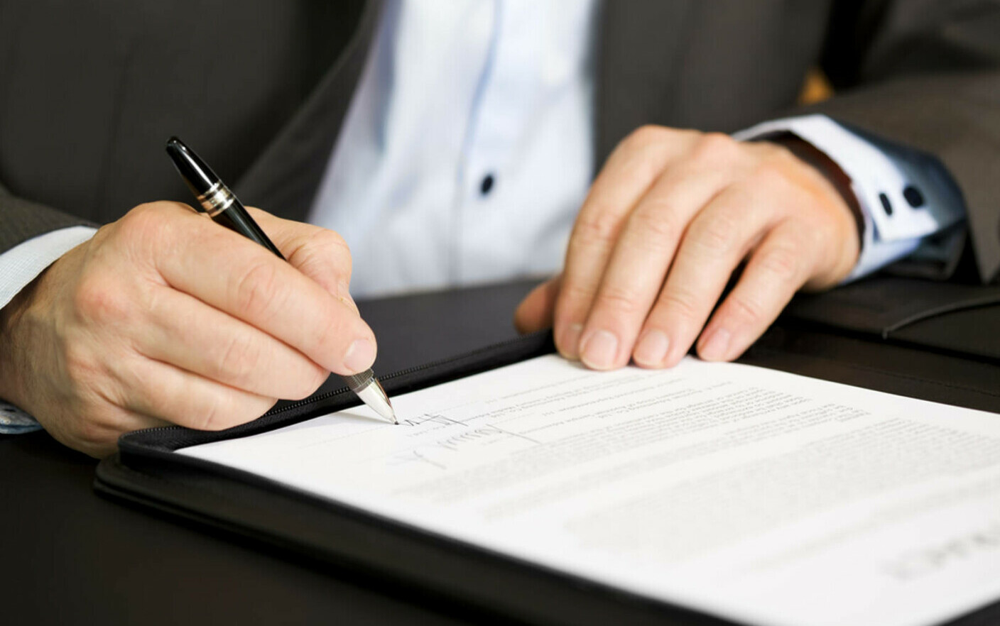 angajat semnand contract