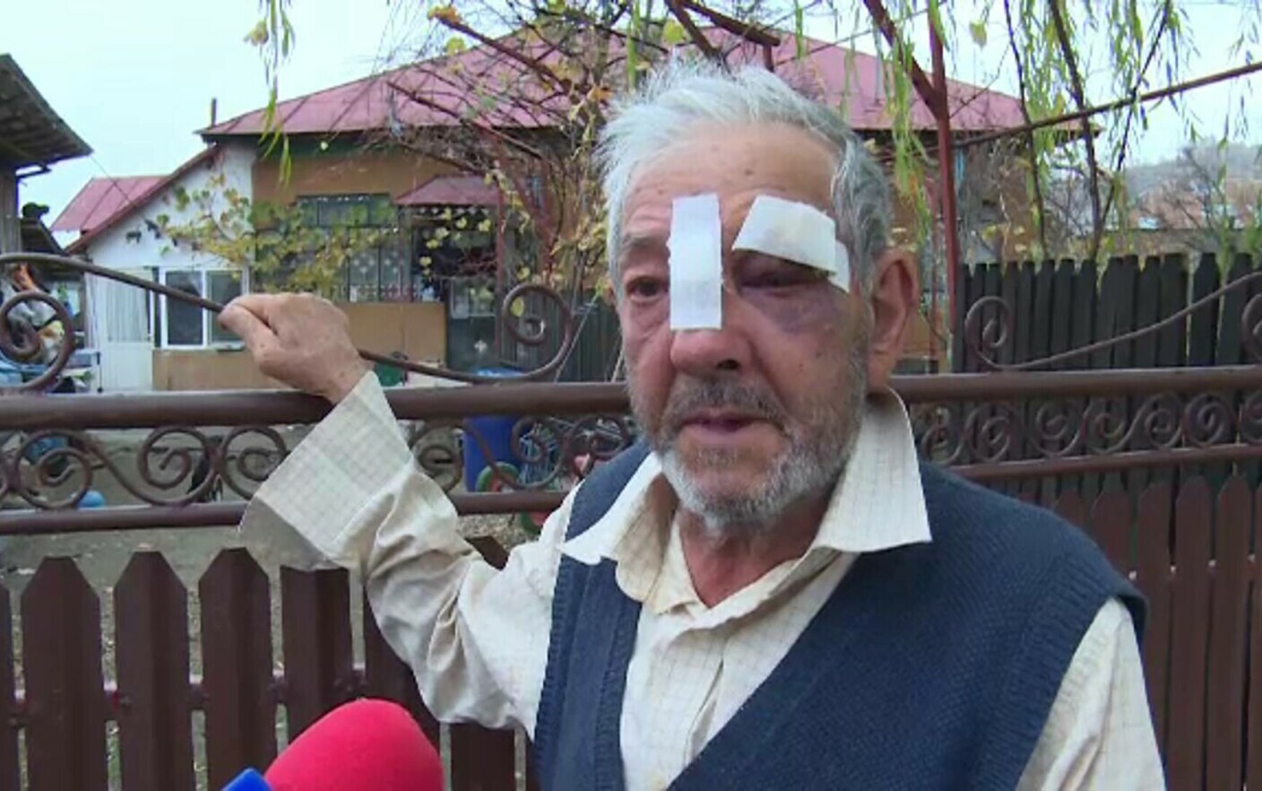 Bătrân bătut crunt chiar de fiul său. „S-a repezit în soţie, m-am dus ...