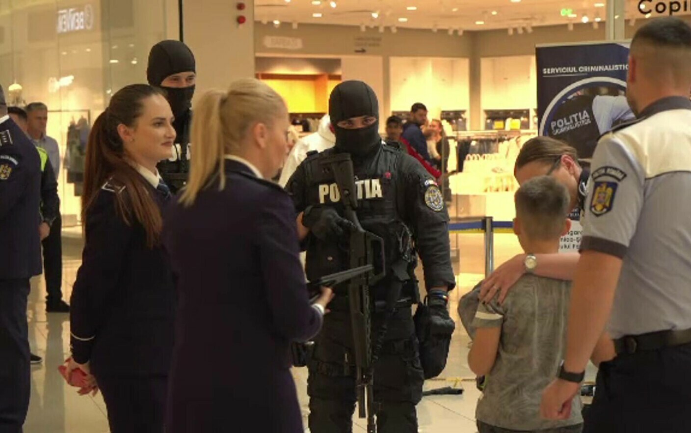 Polițiștii Au Descins într Un Mall Din Ploiești în Speranța Că Vor Convinge Tineri Să Aleagă 1964