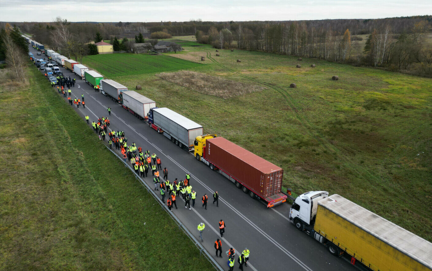 Greva camionagiilor polonezi. Aproximativ 3.000 de camioane, blocate la frontiera ucraineană
