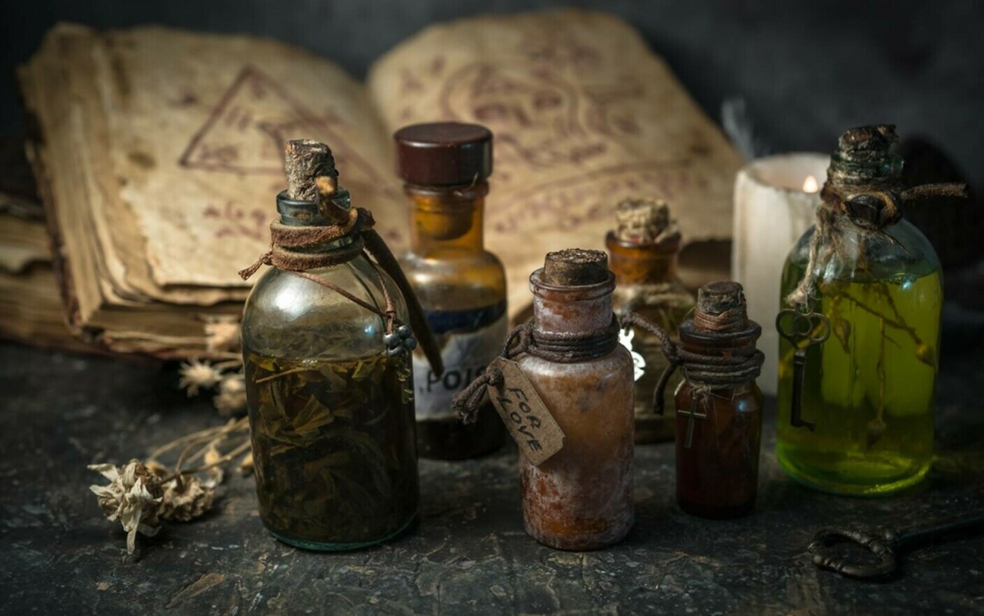 „Sticlele vrăjitoarelor”care au băgat în sperieți localnicii. Oamenii dintr-un oraș de coastă se tem să le deschidă