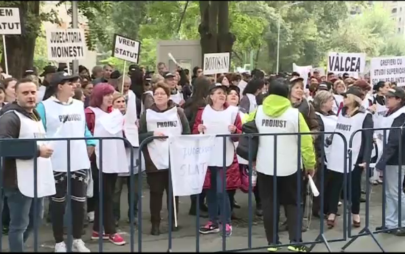 Grefierii Din ToatÄƒ ProtesteazÄƒ Ei Sunt NemulÈ›umiÈ›i CÄƒ Vor Pierde Bani Prin Transferul ContribuÈ›iilor Stirileprotv Ro