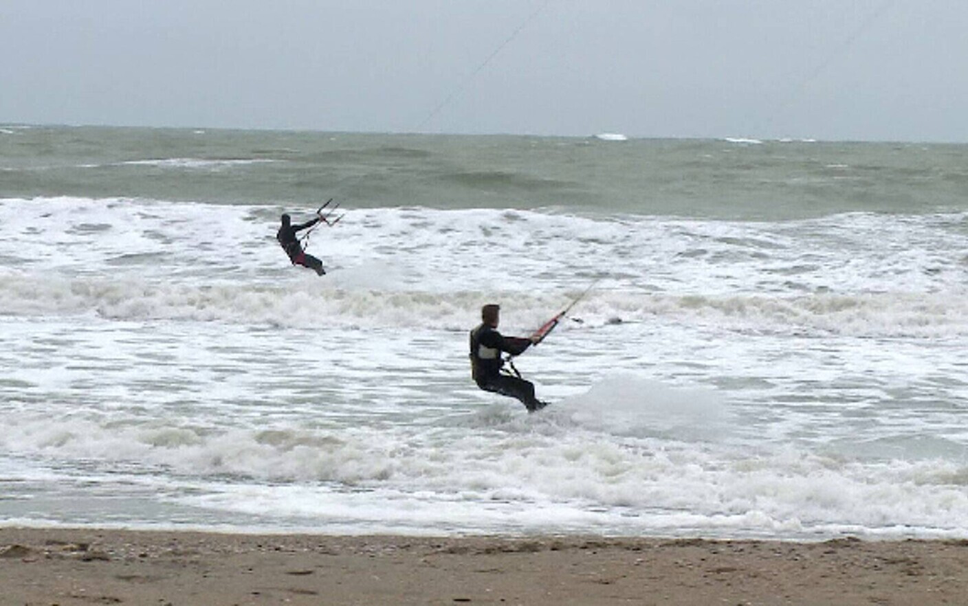 Cei mai buni kite-surferi din România au făcut spectacol la malul mării: ”E  vremea perfectă” - Stirileprotv.ro