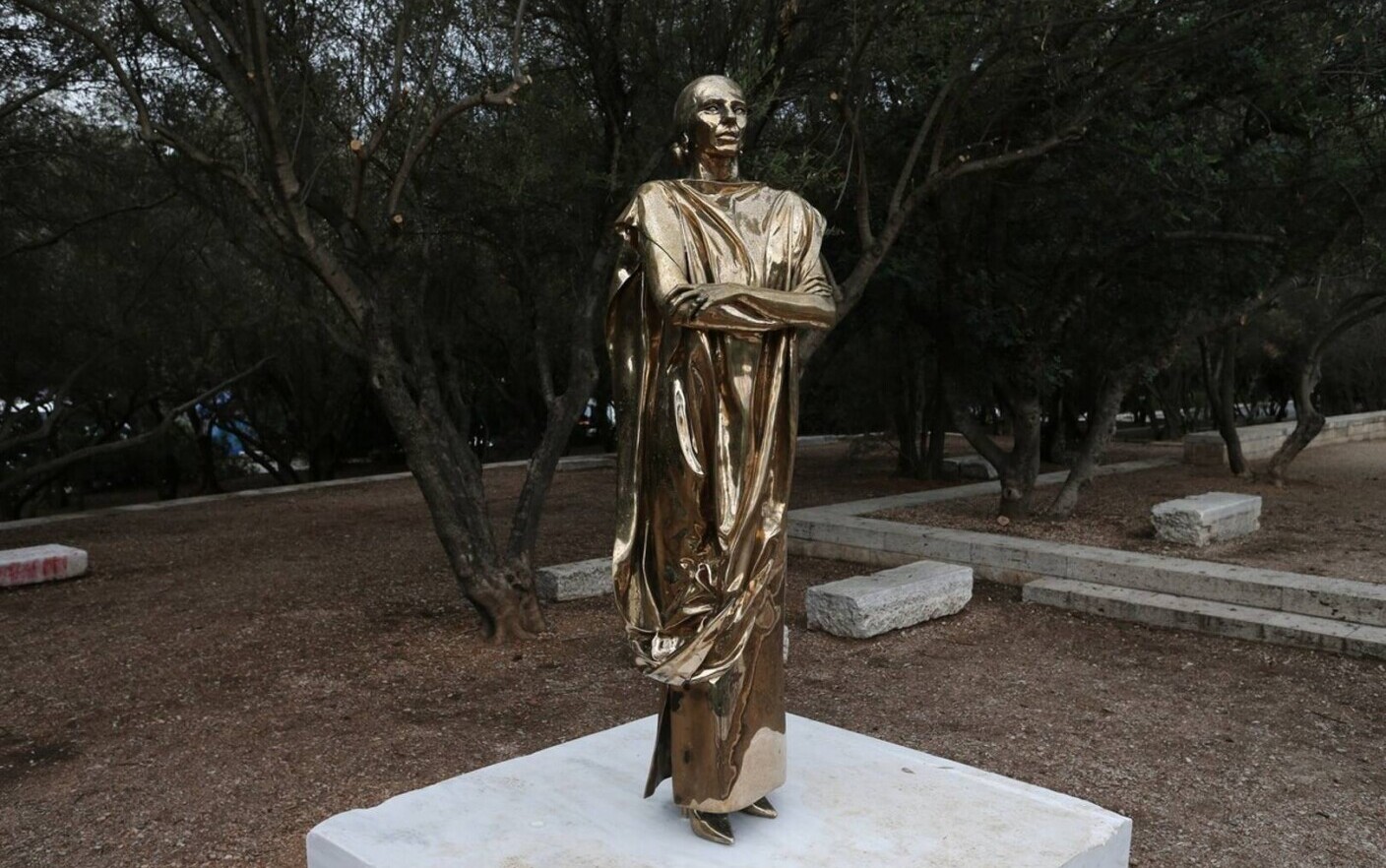Ένα άγαλμα της τραγουδίστριας της όπερας Μαρίας Κάλλας, γελοιοποιήθηκε στην Ελλάδα: “Μοιάζει με εξολοθρευτή”