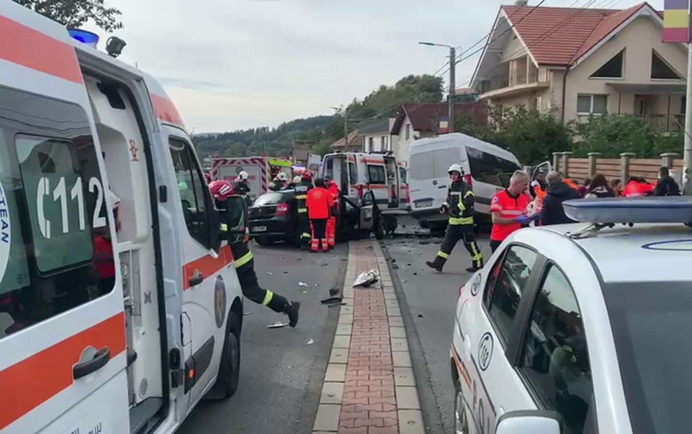 Ατύχημα μεταξύ μίνι λεωφορείου και αυτοκινήτου, στο Κλουζ.  16 άτομα έφτασαν στο νοσοκομείο VIDEO