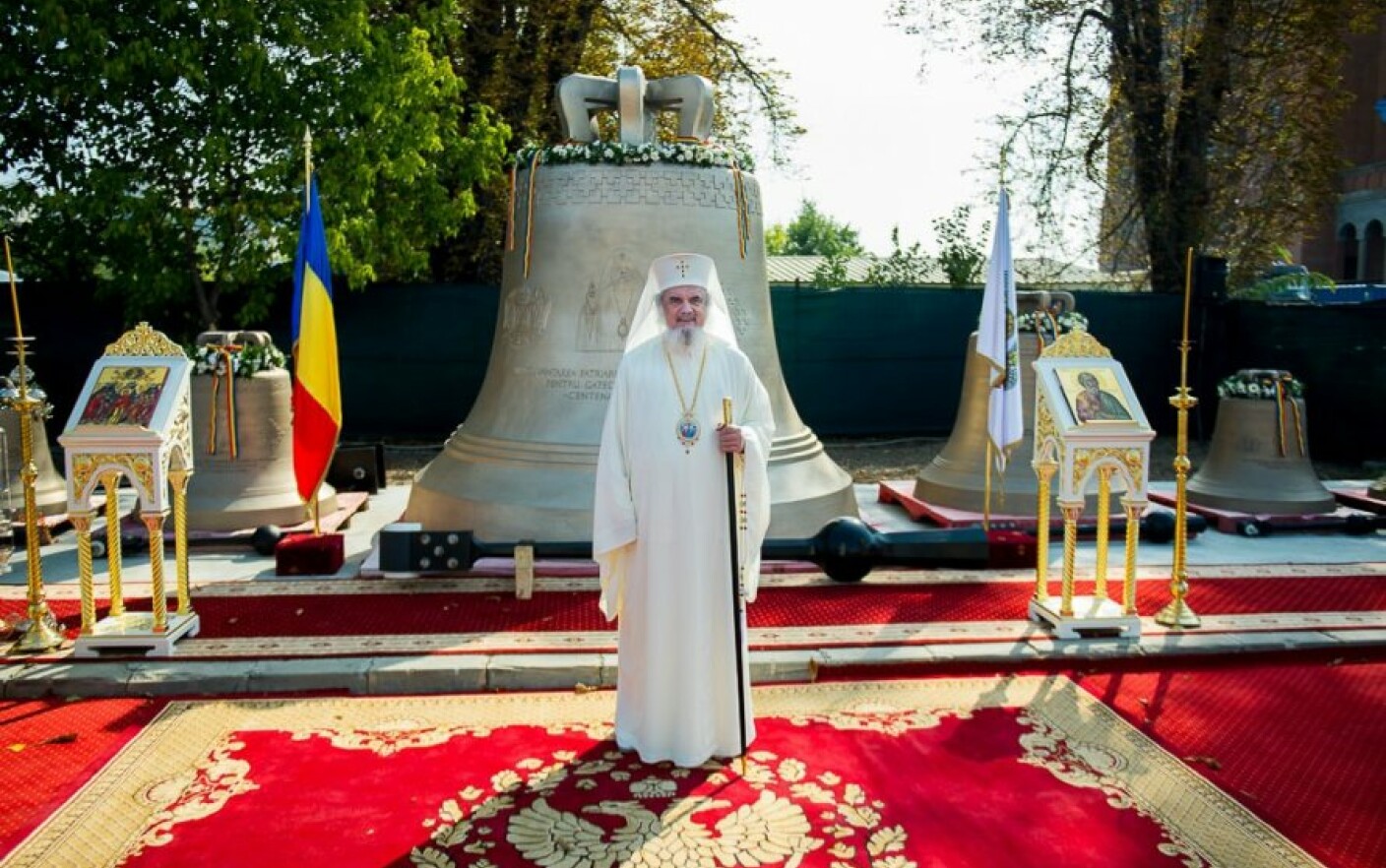 Basic theory lid Surprised Patriarhul Daniel a sfințit clopotul pe care apare propriul chip, în  valoare de aproape jumătate de milion de euro - Stirileprotv.ro