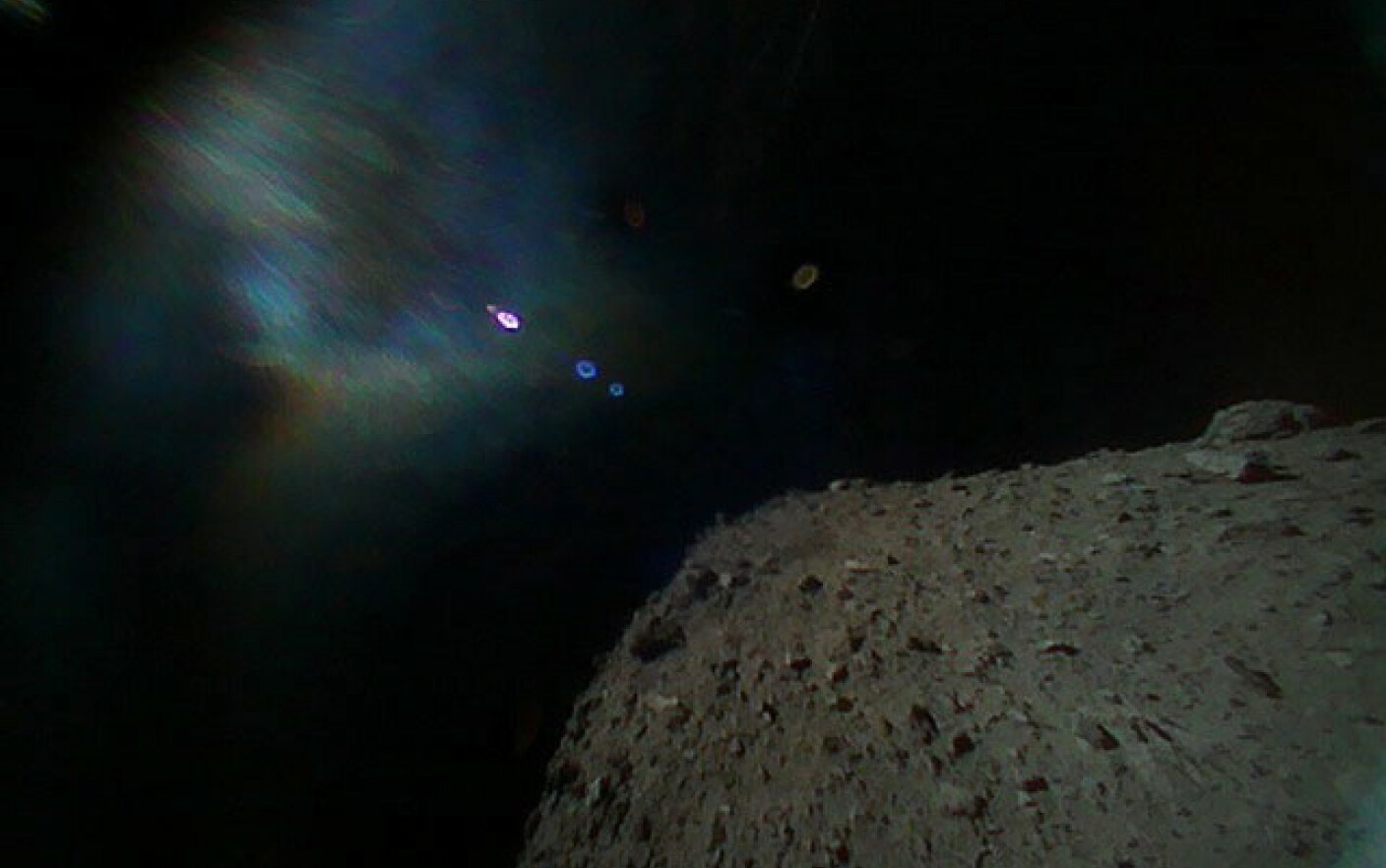 Prima poză făcută de un dispozitiv construit de oameni pe suprafaţa unui asteroid