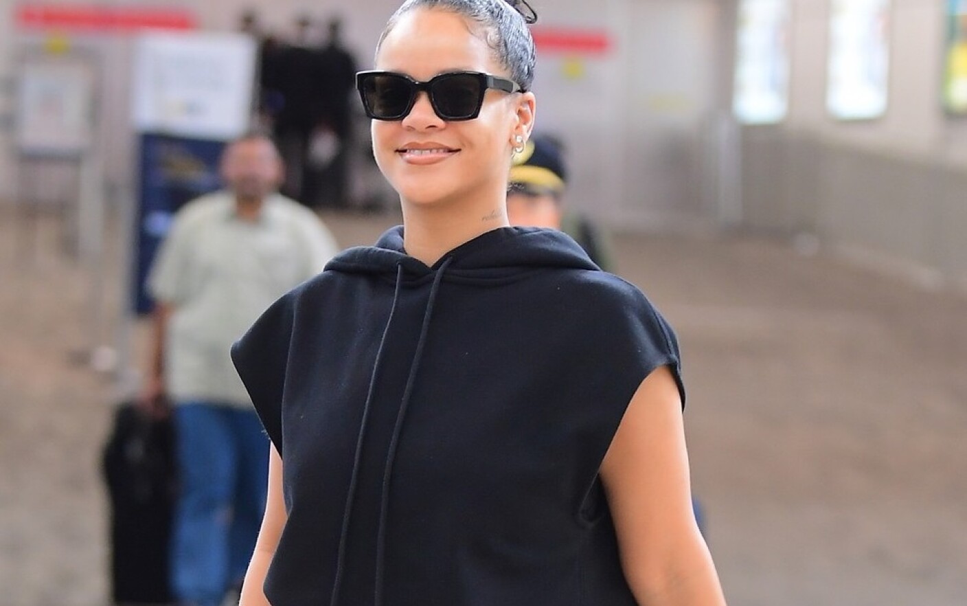 Accesoriul minuscul purtat de Rihanna la aeroport. A stârnit zâmbetele tuturor