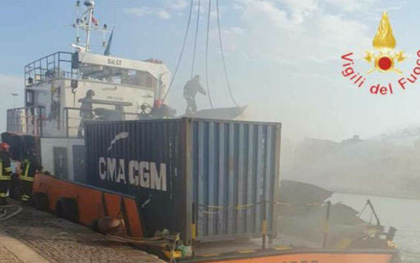 Esplosione in un porto in Italia.  Tre persone sono morte dopo essere state sbalzate dalle onde d’urto sulle banchine e in mare VIDEO