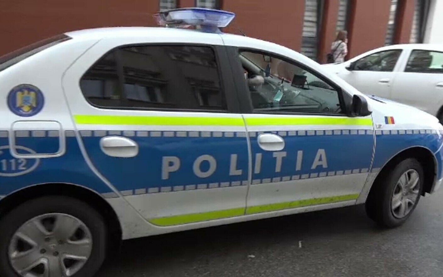 Uomo brutalmente picchiato e derubato da tre individui, a Bacău.  La moglie della vittima ha assistito al momento scioccante per telefono