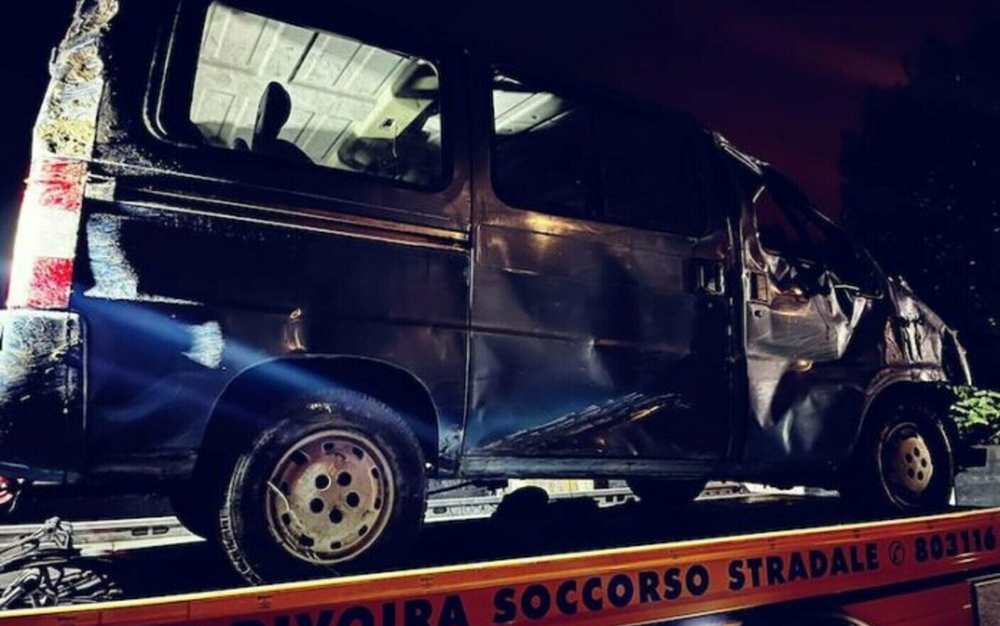 Un rumeno è morto in un terribile incidente in Italia.  Il minibus su cui si trovava è caduto da 20 metri