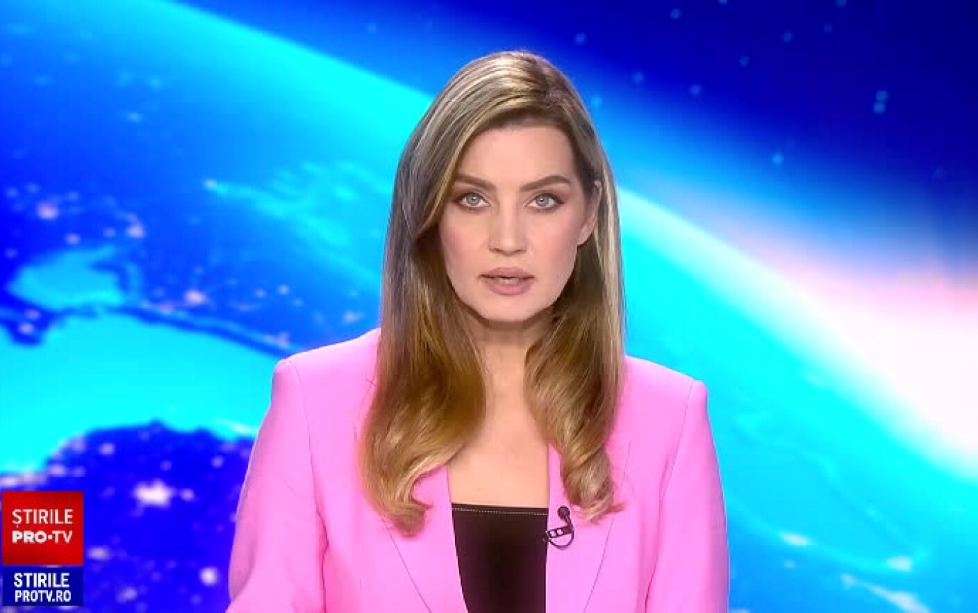 Copil din Botoșani filmat mergând pe drum cu capul scos pe trapa mașinii.