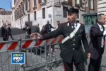 Focuri de arma in fata sediului Guvernului italian. Doi carabinieri au fost raniti