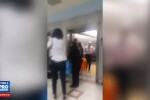 Imagini SOCANTE, filmate intr-un spital din Bucuresti. Un bolnav a fost lasat in genunchi pe holuri, fara sa intervina nimeni