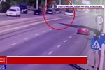 „L-a luat din plin”. Trei persoane au ajuns la spital, după ce un şofer neatent a tăiat calea unui autobuz, în Iași