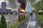 Autobuz plin cu elevi, cuprins de flăcări în Caraș-Severin. Șoferul a simțit miros de fum și a tras pe dreapta. VIDEO