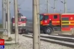 Inconștiență la volan. Momentul în care o mașină de pompieri trece prin fața unui tren. Reacția autorităților | VIDEO
