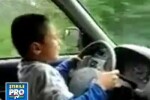 INCONSTIENTA MAXIMA! Si-a pus fiul de 7 ani sa conduca masina! VEZI VIDEO!
