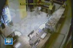 VIDEO.Muschiulosul cu cagula, vanzatoarea complice si telenovela filmata de camerele de supraveghere