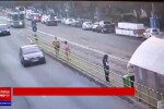 Un șofer care a vrut să întoarcă prin refugiu a intrat într-un tramvai, care a deraiat și a lovit o altă mașină, în Iași