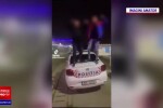 Doi adolescenți din Vrancea, reținuți după ce au postat pe TikTok cum dansau pe manele pe mașina de Poliție. Ce cântau