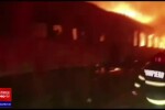 Incendiu puternic pe Calea Giulești. Cinci vagoane de tren au fost distruse de flăcări