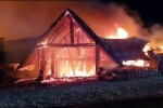 Incendiu de proporții la Ferma Dacilor din Tohani, Prahova. Un copil și un adult au murit. Sunt câțiva dispăruți