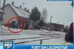 Furau motorina din rezervorul locomotivei, chiar sub ochii trecatorilor!