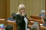 Gest plin de mister facut de Elena Udrea la sfarsitul discursului din Plen