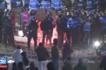 Violente in fata Guvernului. Jandarmii au folosit gaze lacrimogene dupa ce cativa protestatarii au aruncat in ei cu torte
