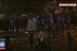 Violente la Guvern. Jandarmii au dat cu gaze lacrimogene dupa ce au fost atacati cu torte de cativa protestatari; 2 raniti