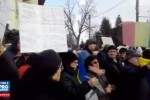 IMAGINI de la contra-manifestatia de la Palatul Controceni. Aproximativ 150 de oameni scandeaza impotriva lui Klaus Iohannis