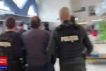 Primele imagini cu omul de afaceri Ioan Niculae scos în cătușe din aeroportul Otopeni. Milionarul a ajuns în România cu o companie low cost