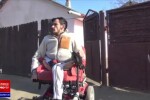Tânăr în scaun cu rotile, bătut cu sălbăticie în fața Primăriei Roman