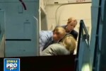 Pravale-baba! Hillary Clinton a cazut pe scarile avionului