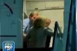 Pravale-baba! Hillary Clinton a picat pe scarile avionului. TOP cazaturi
