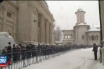 Oamenii au asteptat ore intregi la coada la Patriarhie pentru agheasma. Pui niste bani in apa si te speli pe fata