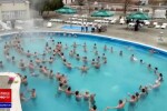 Imaginile zilei. Zeci de români în costume de baie dansează ”Hora Unirii” într-o piscină, afară. Angajații îi susțin