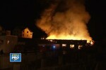 Un incendiu de proportii la o fabrica de mobila a pus pe jar un cartier din Sibiu