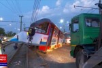Tramvai deraiat la Arad. O pasageră a fost rănită și dusă la spital