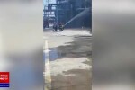 Imagini din curtea rafinăriei Petromidia. Pompierii fac eforturi să stingă incendiul