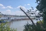 Cărbunele din trei barje sârbești blocate pe Dunăre, aproape de Zimnicea, arde din cauza temperaturilor ridicate