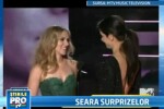 Sandra Bullock, sarut fierbinte cu Scarlett Johansson! VIDEO