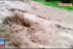 Inundatiile fac prapad in 7 judete: 2 oameni morti si sute de evacuati din calea viiturilor. Un sat e complet izolat de ape